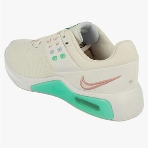 Nike Air Max Bella TR4
Women’s size 8.5
Good condition with some light stains